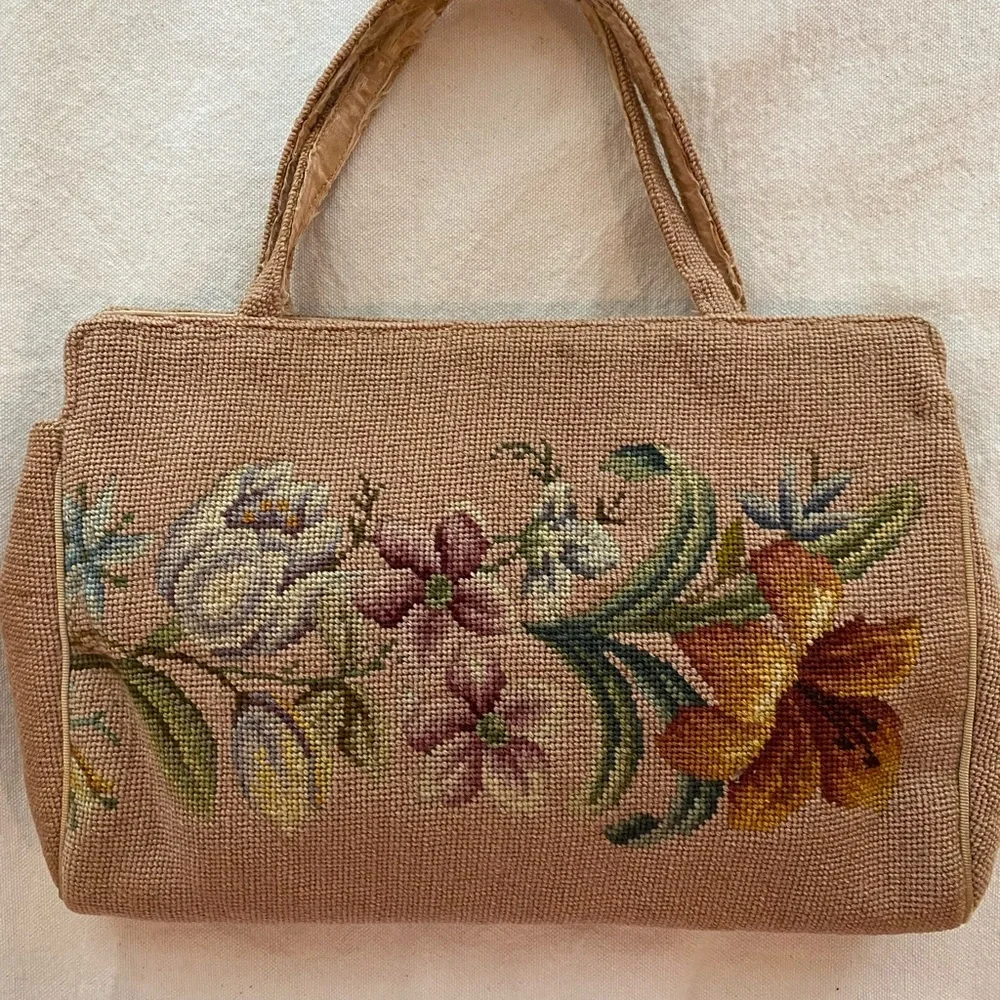 1940s-1950sVintage needlepoint clutch/handbag. - Picture 2 of 8